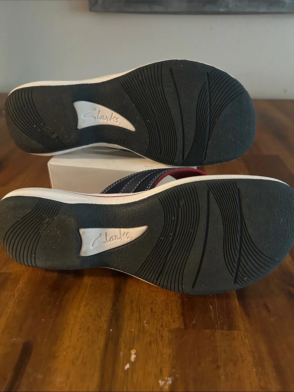 Clarks Cloudsteppers  Women 8 Navy and Red Star-Pattern Thong Sandals